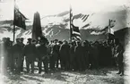 Bild från expedition i Antarktisområdet. Motiv av avtäckningen av Nokard Davidsen-stenen på Deception Island.