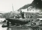 Bild från expedition i Antarktisområdet. Motiv av båt i hamn vid Grytviken.