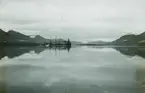 Fotografi från Spetsbergen. Vy över hav, berg och Sveagruvans strand.