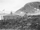 Fotografi från Spetsbergen. Motiv av hus i bergslandskap.