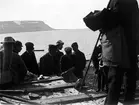 Fotografi från Spetsbergen. Motiv av en grupp män på en strand.