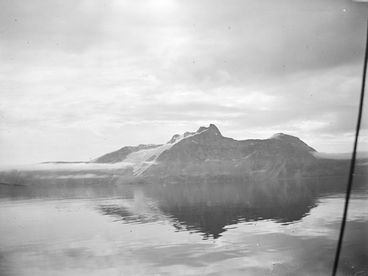 Fotografi från Grönland. Motiv av hav och isberg.