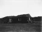 Fotografi från Grönland. Motiv av litet hus med väggar av torv.