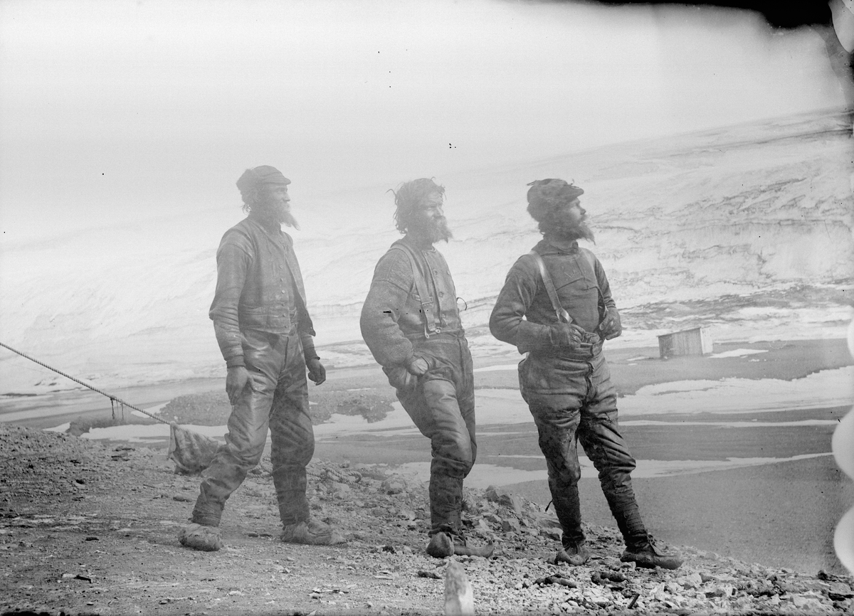 Fotografi från undsättningsexpeditionen med fartyget Uruguay 1903. Motiv av Andersson, Duse och Grunden.