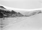 Fotografi från undsättningsexpeditionen med fartyget Uruguay 1903.  Vy över snötäckt bergslandskap.