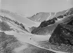 Fotografi från undsättningsexpeditionen med fartyget Uruguay 1903.  Vy över snötäckt bergslandskap.