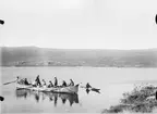 Fotografi från undsättningsexpeditionen med fartyget Uruguay 1903.  Motiv av ett antal personer i båt och kajak.