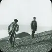 Fotografi från expedition till Spetsbergen. Motiv av två män på berg.