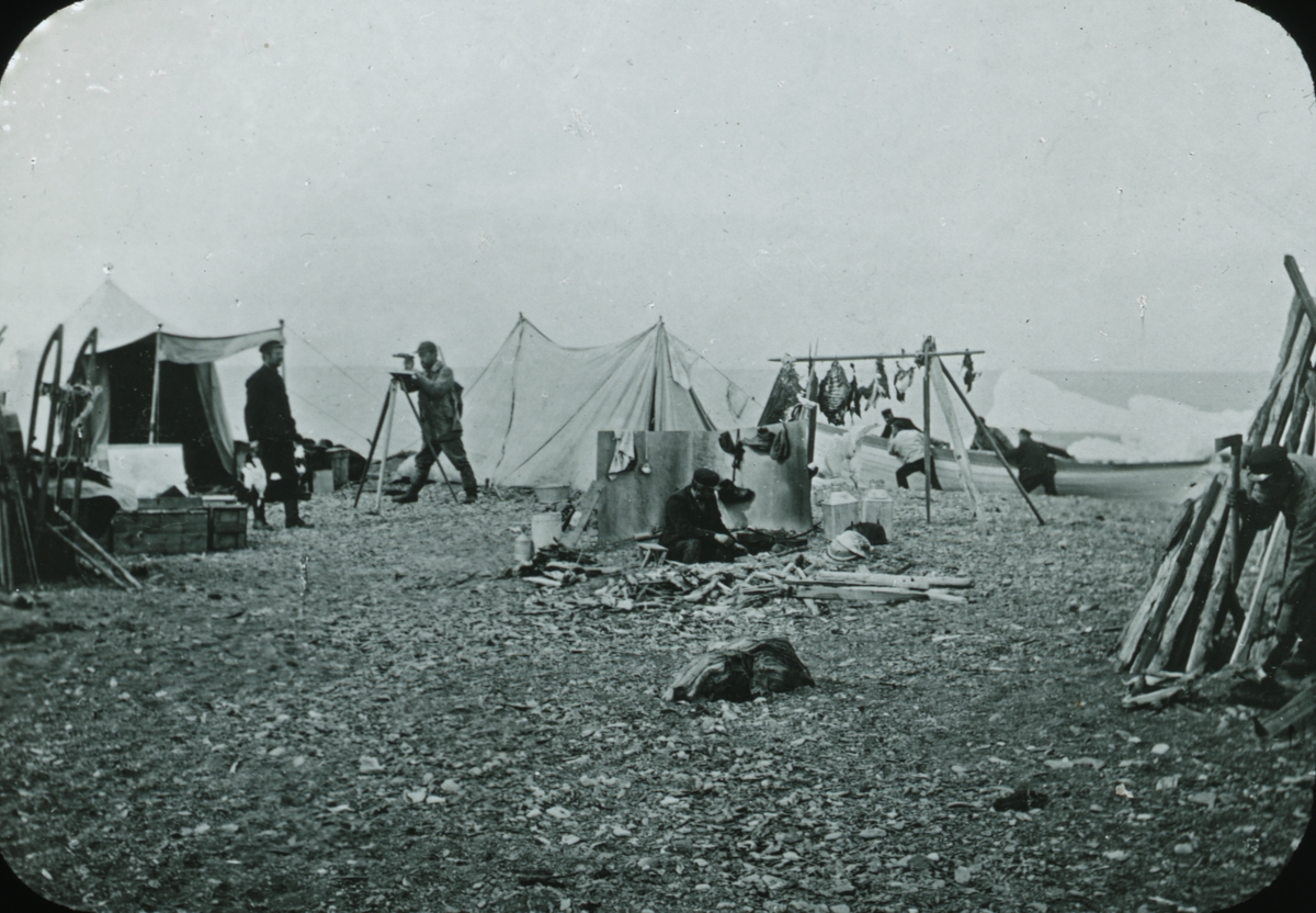 Fotografi från expedition till Spetsbergen. Motiv av män vid lägerplats.