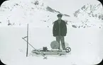 Fotografi från expedition till Spetsbergen. Motiv av man med kälke.