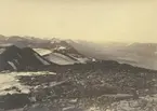 Fotografi från expedition till Spetsbergen 1920. Vy över bergslandskap.