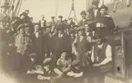 Fotografi från expedition till Spetsbergen 1920. Motiv av en stor grupp män och pojkar på ett fartyg.