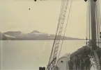 Fotografi från expedition till Spetsbergen 1920. Vy från båt över hav och berg.