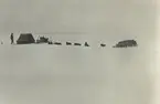 Fotografi från Ahlmannexpeditionen 1931. Motiv av lägerplats på inlandsisen.