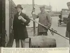 Fotografi från Ahlmannexpeditionen 1931. Motiv av Ahlmann och kollega som kontrollerar packningen inför Spetsbergenexpeditionen.