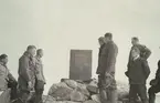 Fotografi från Ahlmannexpeditionen 1931. Motiv av deltagare ur Ahlmannexpeditionen som reser ett monument till Andrée-expeditionens ära på Vitön.