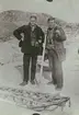 Fotografi från Ahlmannexpeditionen 1931. Motiv av Kapten Schjelderup och Håkon Mosby på Foynön.