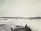 Fotografi från svenska undsättningsexpeditionen 1928. Motiv av islandskap med några människor, tre flygplan och en båt.