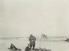 Fotografi från svenska undsättningsexpeditionen 1928. Motiv av tre män i snölandskap. Från vänster: Jacobsson, Rosensvärd, Christell.