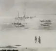 Fotografi från svenska undsättningsexpeditionen 1928. Motiv av två män i snölandskap framför flygplan och båt.