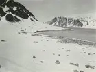 Fotografi från svenska undsättningsexpeditionen 1928. Vy över snötäckt landskap i Virgohamna.