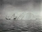 Fotografi från svenska undsättningsexpeditionen 1928. Motiv av isberg i havet.