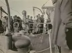 Fotografi från svenska undsättningsexpeditionen 1928. Motiv av ett antal män ombord på fartyg.