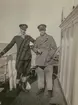 Fotografi från svenska undsättningsexpeditionen 1928. Motiv av två män ombord på båt.