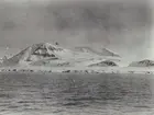 Fotografi från svenska undsättningsexpeditionen 1928. Vy över hav och snötäckt berg.