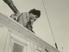 Fotografi från svenska undsättningsexpeditionen 1928. Motiv av italienske alpjägaren Sora ombord på fartyget 