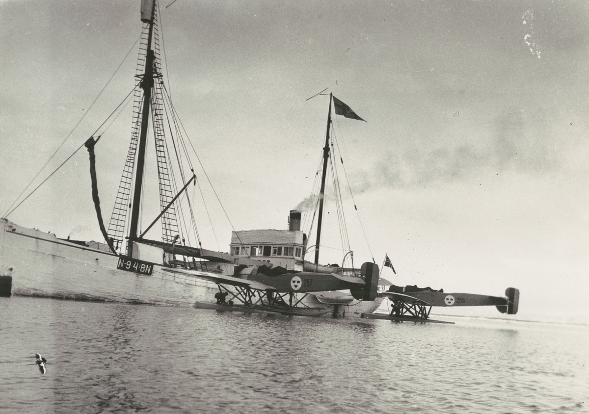 Fotografi från svenska undsättningsexpeditionen 1928. Motiv av fartyget "Quest" och två flygbåtar av typen Heinkel S5 A i Murchison Bay 1928.