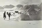 Fotografi från svenska undsättningsexpeditionen 1928. Motiv av en grupp människor i snön vid Ny-Ålesund på västra Spetsbergen.