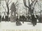 Fotografi från svenska undsättningsexpeditionen 1928. Motiv från avtäckningen av Finn Malmgrens staty i Uppsala.