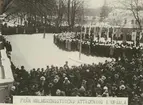 Fotografi från svenska undsättningsexpeditionen 1928. Motiv från avtäckningen av Finn Malmgren-statyn i Uppsala.