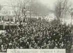 Fotografi från svenska undsättningsexpeditionen 1928. Motiv från avtäckningen av Finn Malmgren-statyn i Uppsla.