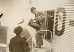 Fotografi från svenska undsättningsexpeditionen 1928. Motiv av Umberto Nobile som anlänt med flygplan till Stockholm, 1938.