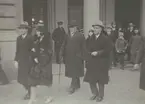 Fotografi från svenska undsättningsexpeditionen 1928. Motiv av Umberto Nobile som nyss ankommit till Stokholm, 1930. På bilden syns även Professor Gerhard de Geer.