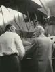 Fotografi från svenska undsättningsexpeditionen 1928. Motiv av Umberto Nobile och en annan man vid flygplan.