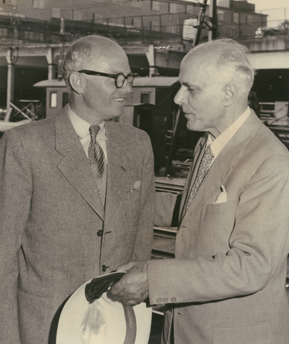 Fotografi från svenska undsättningsexpeditionen 1928. Motiv av Umberto Nobile och Einar Christell i Stockholm, 1958.