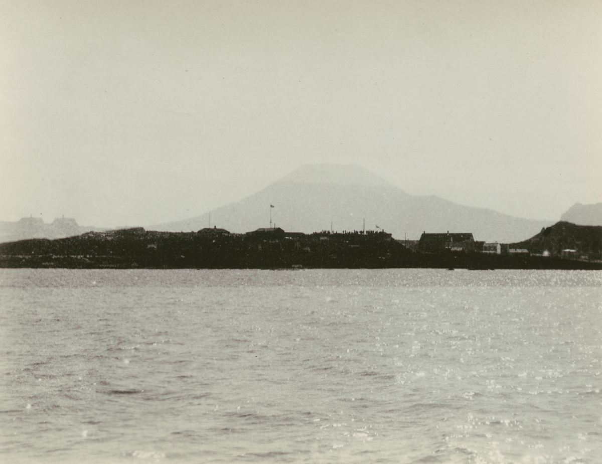 Fotografi från Albin Ahrenbergs resa till Grönland 1929. Vy över Västmannaöarna, Island.