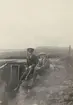 Fotografi från Albin Ahrenbergs resa till Grönland 1929. Motiv av två män som sitter och vilar i ett bergslandskap. Troligen Island.