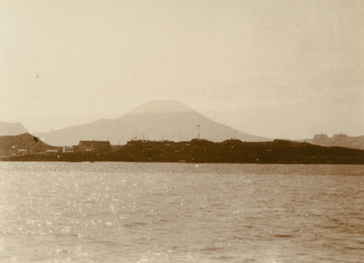 Fotografi från Albin Ahrenbergs resa till Grönland 1929. Vy över Västmannaöarna, en ögrupp utanför Islands sydkust.