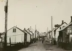 Fotografi från Albin Ahrenbergs resa till Grönland 1929. Motiv av gata med hus på Västmannaöarna.