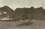 Fotografi från Albin Ahrenbergs resa till Grönland 1929. Motiv av fartyg och flygbåt i havet vid Västmannaöarna.