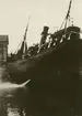 Fotografi från Albin Ahrenbergs resa till Grönland 1929. Motiv av båt vid hamn.