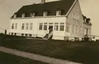 Fotografi från Albin Ahrenbergs resa till Grönland 1929. Motiv av stort hus.