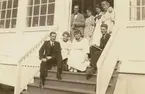 Fotografi från Albin Ahrenbergs resa till Grönland 1929. Motiv av en grupp män och kvinnor på hustrappa.