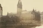 Fotografi från Albin Ahrenbergs resa till Grönland 1929. Motiv av stor byggnad i Hamburg.