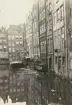 Fotografi från Albin Ahrenbergs resa till Grönland 1929. Motiv av hus och kanal som ser ut att vara taget i Amsterdam.