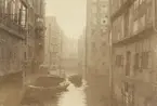 Fotografi från Albin Ahrenbergs resa till Grönland 1929. Motiv av hus vid kanal i Hamburg.